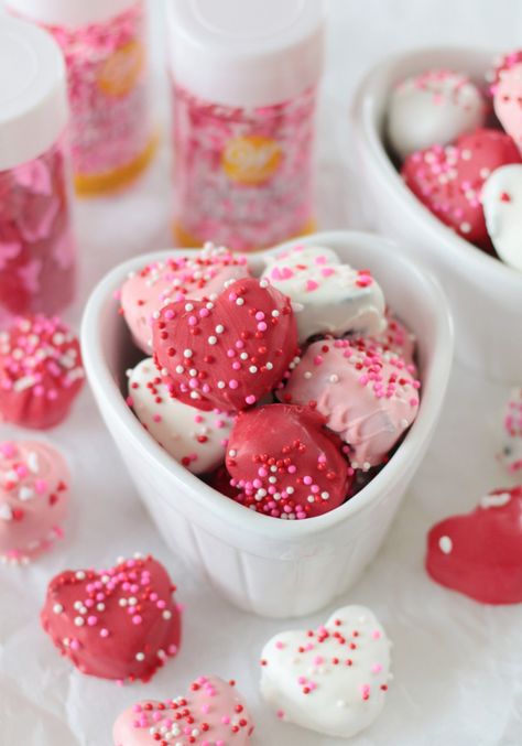 Valentine Brownie Truffles (+ Video) - Gluesticks Blog Brownie Truffles Recipe, Truffle Dessert, Superbowl Snack, Brownie Cake Pops, Fancy Treats, Wedding Cookie Table, Valentines Recipes, Brownie Truffles, Brownie Pops