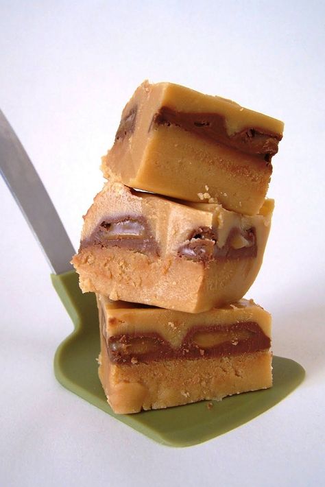 Caramilk Fudge Recipe, Caramilk Recipes, Fudge With Condensed Milk, Brown Sugar Fudge, Holiday Fudge, Gourmet Sweets, Caramel Fudge, Candy Truffles, Great Desserts