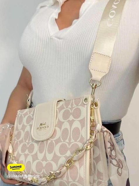 Create Pin, Pretty Tote Bags, My Style Bags, Luxury Bags Collection, Purse Essentials, Handbag Essentials, Girly Bags, Cute Handbags, Luxury Purses