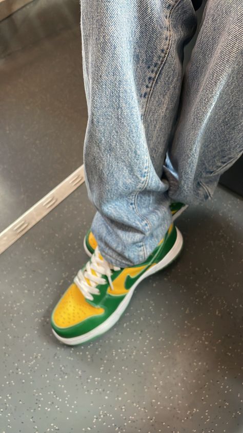 Yellow Shoes Outfit, Brazil Dunks, Brazilian Summer, Brazil Aesthetic, Dunks Outfit, Dr Shoes, Outfit Streetwear, Streetwear Aesthetic, Hype Shoes