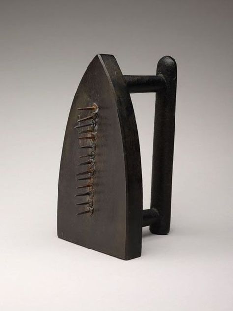 READYMADE -Man Ray Dada Artists, Francis Picabia, Dada Art, Marcel Duchamp, The Art Institute Of Chicago, Man Ray, Foto Art, Art Institute Of Chicago, Found Object