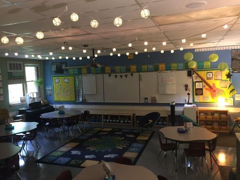 Gorgeous classroom design ideas for back to school 26 - Matchness.com Classroom Lighting, Classroom Design Ideas, Flexible Seating Classroom, Classroom Arrangement, Calm Classroom, Alternative Seating, Classroom Seating, Classroom Makeover, Classroom Layout