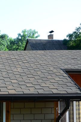 How to Pick Roof Shingle Colors: Your Ultimate Guide to Beauty and Efficiency - Sacramento Top 10 Climate Architecture, Roof Shingle, Roof Shingle Colors, Architectural Shingles Roof, Shutter Colors, Shingle House, Types Of Siding, Shingle Colors, Architectural Shingles