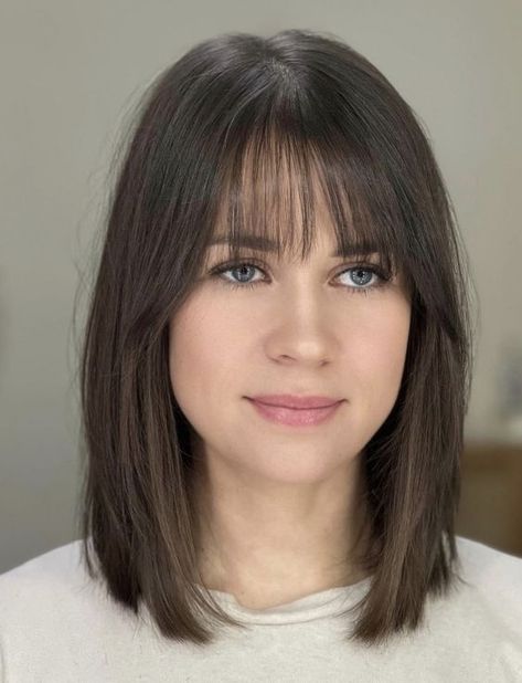 Trending Now: Straight Hair with Bangs Choppy Bob Hairstyles Medium, Bob Hairstyles Medium Length, Korean Pixie, Bob Hairstyles Medium, Bangs Cut, Elegant Short Hair, Medium Length Hair With Bangs, Spring Haircuts, Chubby Face Haircuts