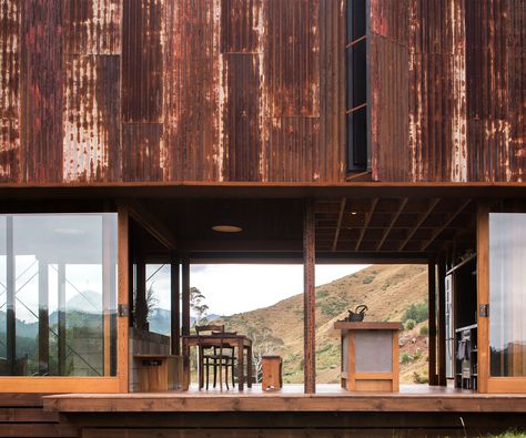 2016 Home of the Year award winner by Herbst Architects Farm Shed, House Cladding, Homes To Love, Metal Siding, Casa Container, Farm Buildings, Rusted Metal, Corrugated Metal, Home Magazine