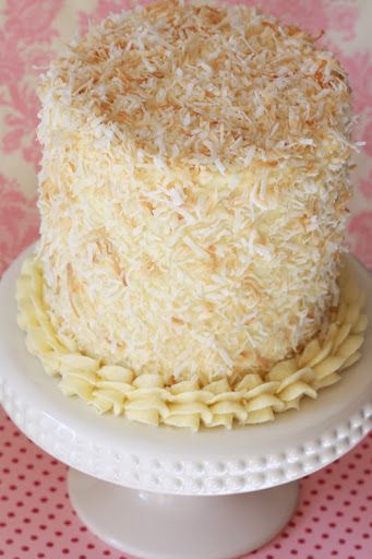 If you're coconut flavor fan, you'll love this cake for two! Every component has either coconut extract, coconut shavings or coconut milk. Small Coconut Cake, Cake For Two Recipe, Coconut Layer Cake, Homemade Chocolate Pie, Coconut Cream Frosting, Cake For Two, Buttercream Icing Recipe, Chocolate Covered Raisins, Coconut Extract