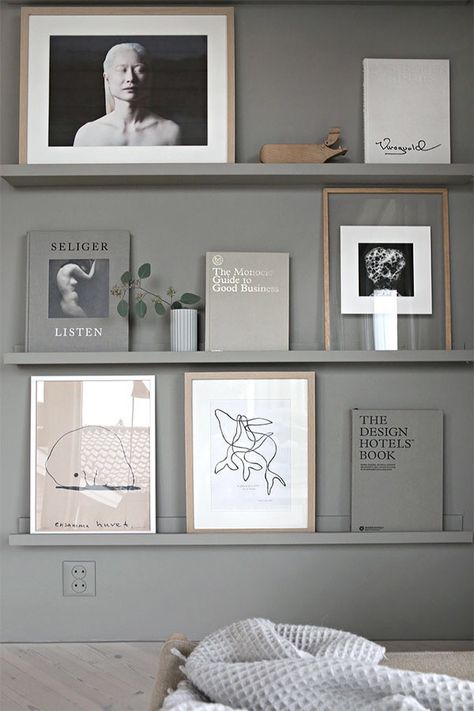 Having shelves the same color as your wall, and then getting frames that allow the pictures to pop even more. Interior Design Blogs, Interior Boho, Interior Trend, Scandinavian Interior, Hotels Design, Wall Paint, White Walls, Picture Wall, Interior Details