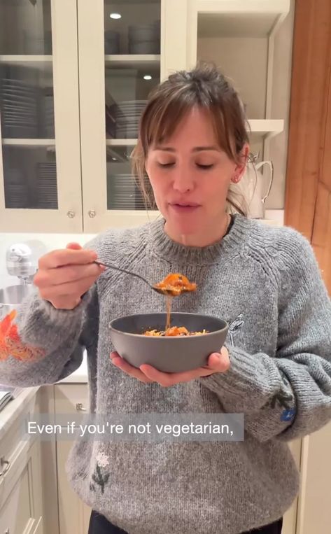 Jennifer Garner Cooking, Jen Eats Good, Jennifer Garner Salad, Jennifer Garner Recipes, Jennifer Garner Hair, Recipe For Chili, Sweet Potato Black Bean Chili, Jen Garner, Meatless Chili