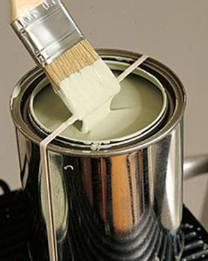 Paint Can Trick: Wrap a rubber band around a paint can and wipe your brush on the band and keep the rim of the can clean.  Source: Martha Stewart Gallon Of Paint, Astuces Diy, Paint Can, Rubber Band, Painting Tips, Paint Cans, Cleaning Organizing, Rubber Bands, Home Hacks