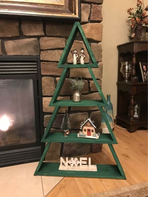 Wood Christmas Tree Shelf, Easy Wood Christmas Projects, Christmas Tree Made Of Wood, Diy Wood Decorations, Christmas Diy Wood Crafts, Winter Wood Projects, Wood Pallet Christmas Projects, Diy Wooden Christmas Decor, Pallet Wood Christmas Projects