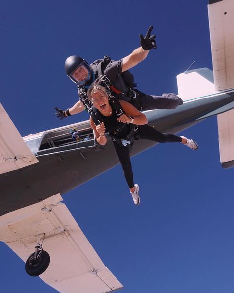 abzz on Instagram: “jumped out of a plane with @jamesfrancooofficial full video in my bio 😩” Jump Out Of A Plane, Skydiving Outfit Women, Plane Jumping, Jump From Plane, Old Apple Logo, Jumping Out Of A Plane, Sky Diving, Extreme Adventure, J Smith