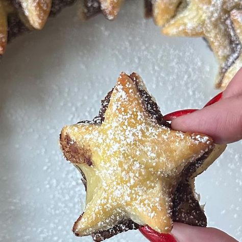 Ciara Attwell on Instagram: "Nutella Pastry Star Wreath The ultimate Christmas party snack! Spread Nutella between two sheets of puff pastry, cut out with a star cutter and brush with egg. Bake at 200c for 15 minutes and dust with icing sugar. #puffpastrywreath #nutellawreath #christmaspartyfood #christmasfood" Nutella Pastry Star Wreath, Nutella Pastry, Cookie Wreath, Ultimate Christmas Party, Holiday Candies, Christmas Party Snacks, Holiday Flavors, Festive Baking, Christmas Eats