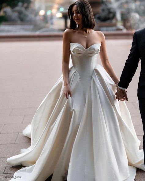 Fashion Forward Wedding Dresses Expert Tips/Faqs Detailed Corset Wedding Dress, Scuba Wedding Dress, Carrie Bradshaw Wedding Dress, Simple Ball Gown, Ball Gown Corset, Fashion Forward Wedding, Dramatic Wedding Dress, Leah Da Gloria, Miami Vibes