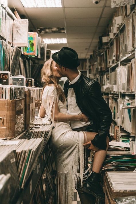 Vinyl Wedding, Rock Couple, Vinyl Shop, Rock N Roll Wedding, Rock Wedding, Bachelor Nation, Wedding Vintage, Couple Photoshoot Poses, Vintage Rock