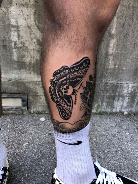 American Traditional Skull Moth Tattoo, Skull Moth Tattoo Traditional, Moth Tattoo Men Leg, Tradition Butterfly Tattoo, Butterfly Knee Tattoo Men, Skull Butterfly Tattoo Traditional, Traditional Bicep Tattoo Men, Knee Tattoo Men Traditional, Traditional Leg Sleeve Tattoo Men