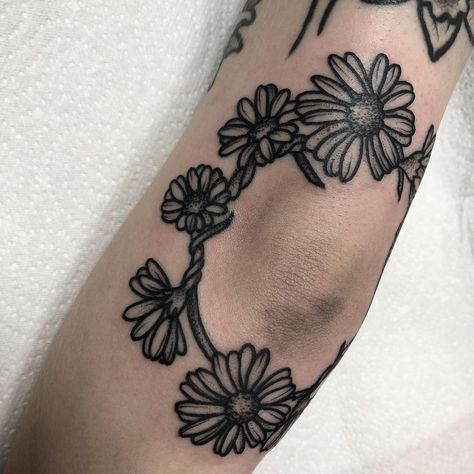 Added this cute daisy chain to beautiful @ainsleybaird half sleeve! Thank you for always getting fun things and sitting like a champ ❤️❤️❤️… Easy Half Sleeve Tattoos, Daisy Chain Tattoo, Tattoo Japanese Style, Half Sleeve Tattoos, Chain Tattoo, Half Sleeve Tattoos Drawings, Full Sleeve Tattoo Design, Daisy Tattoo, Floral Tattoo Sleeve