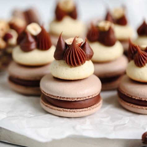 Macaron Decoration, Macarons Recipe Easy, French Macarons Recipe, Macaron Filling, Milk Chocolate Ganache, Chocolate Macaron, How To Roast Hazelnuts, Macaron Recipe, Chocolate Cream