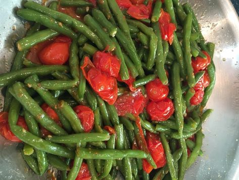 Fresh Green Beans with Cherry Tomatoes - Try this on the Side! - Julia's Child Christmas Green Beans, Holiday Green Beans, Balsamic Green Beans, Tomato Caprese, Cherry Tomato Recipes, String Beans, Fried Green Beans, Sauteed Green Beans, Cooking Green Beans