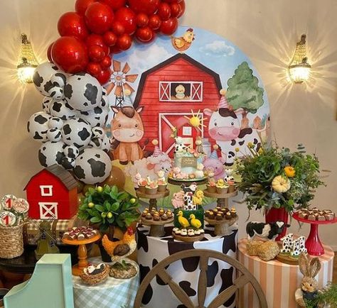 Barnyard Baby Shower Ideas, Animals Baby Shower Ideas, Farm Baby Shower Theme, Kylie Baby Shower, Baby Shower For Girl, Animal Baby Shower Cake, Farmer Baby, Farm Animal Cakes, Baby Shower Balloon Arch