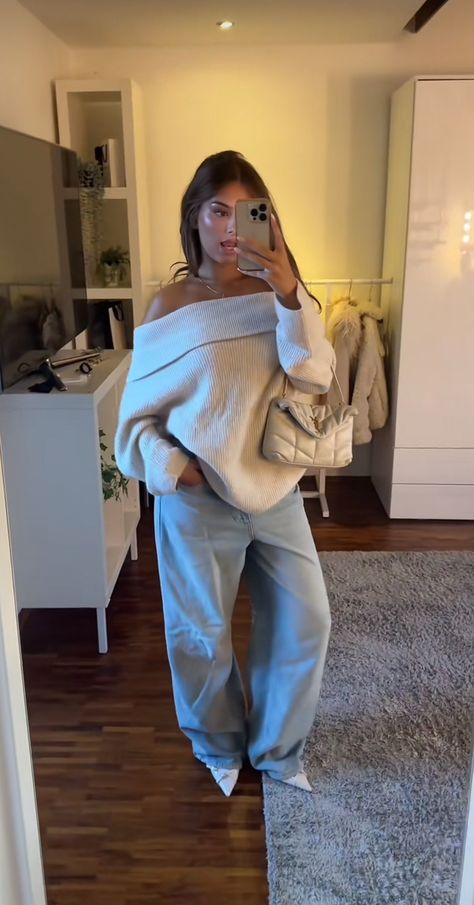 Comfy Fall Outfit Aesthetic, Fall Day Date Outfit Casual, Cream Flared Jeans Outfit, Winter Fashion Comfy, Birthday Fits Winter Classy, Spain Aesthetics Outfit Winter, Brunch Outfit For Winter, Winter Fit Streetwear, Modest Modern Outfits Casual