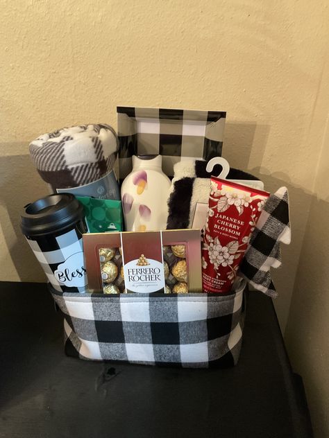 Secret Santa Gift Basket Ideas For Women, Christmas Basket For Sister, Baskets For Christmas Gifts, Gift Basket Ideas For Women Christmas, Gift Basket For Christmas, Jingle Basket, Burr Basket Ideas Christmas, Jingle Baskets, Gift Basket Ideas Christmas