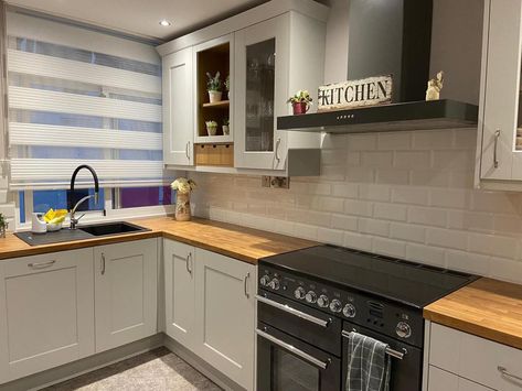 Kitchen Sink Wooden Worktop, Kitchen Ideas For Flats, Black Kitchen Handles White Cabinets, Wooden Worktop Kitchen, Wood Worktop Kitchen, Wooden Kitchen Bench, Symphony Kitchen, Grey Gloss Kitchen, White Kitchen Counters