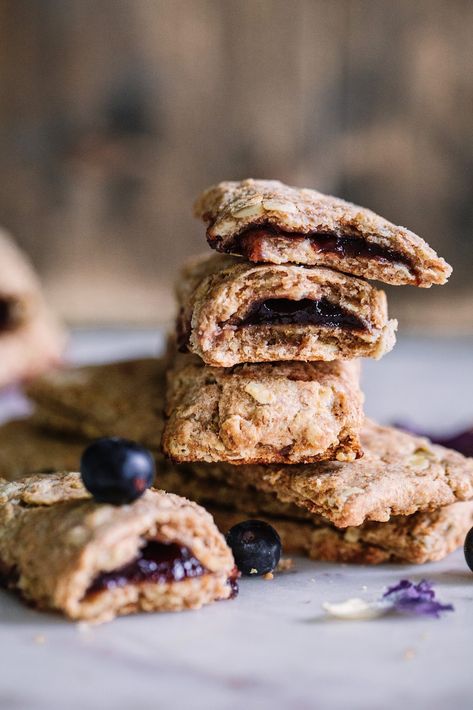 These Homemade Berry Nutri Grain Bars are easy and so wholesome. Whole wheat flour and whole grain oats combine to create a hearty breakfast bar that is perfect when stuffed with sweet berry jam. Your breakfast just leveled up. #nutrigrain #homemade #breakfastbar Nutrigrain Bar Recipe, Nutri Grain Bars, Sweet Brunch Recipes, Healthy Sugar Cookies, Homemade Bars, Sweet Brunch, Chocolate Sugar Cookies, How To Make Pie, Berry Jam