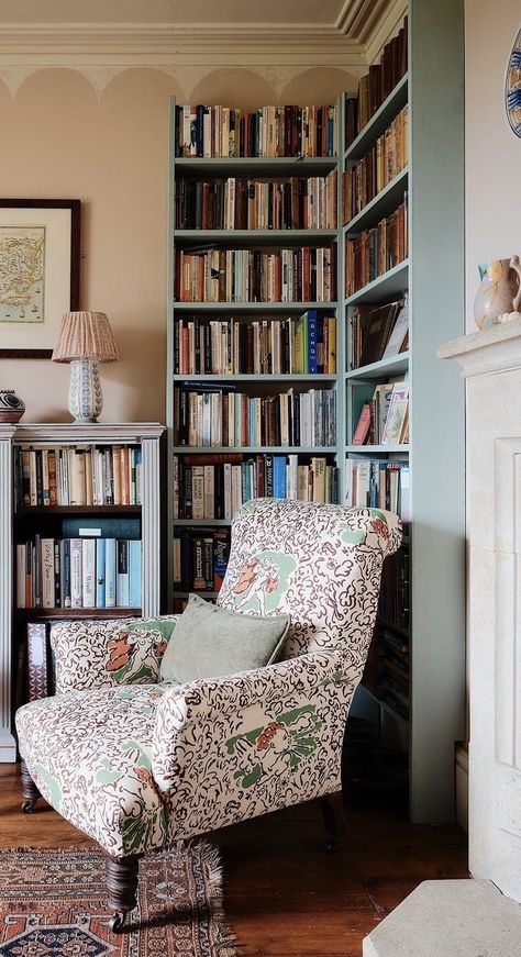 Cotswolds Cottage, Victorian Buildings, Farm Cottage, Cottage Interiors, Home Libraries, World Of Interiors, Home Library, Reading Nook, Victorian Homes