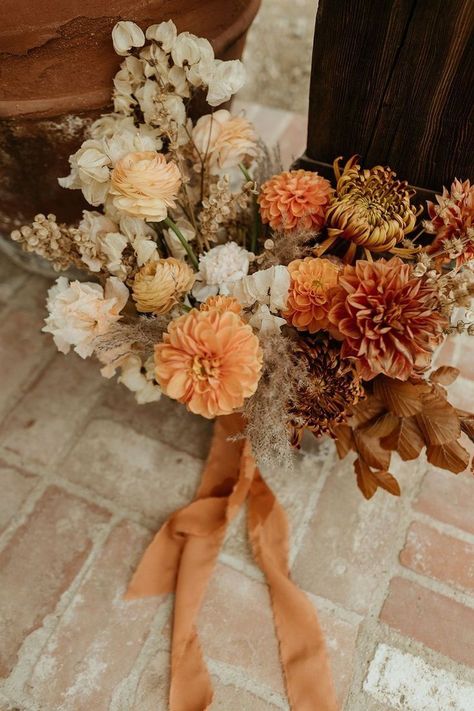 Autumn Wedding Flowers October, Burnt Orange Bridal Bouquet, Wedding Planning App, Orange Bridal Bouquet, Orange Wedding Themes, Late Summer Flowers, Orange Bouquets, Orange Wedding Flowers, Burnt Orange Weddings