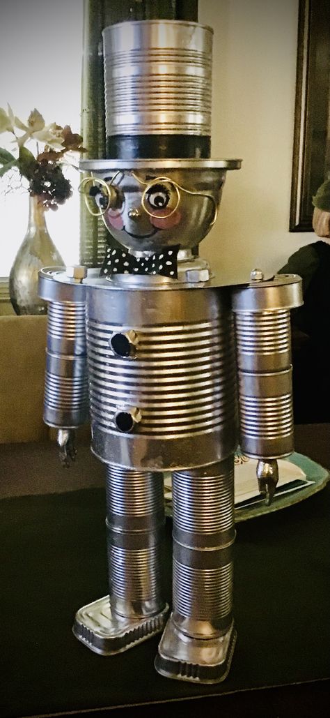 Tin Can People, Tin Can Halloween, Recycle Robot, Recycled Yard Art, Tin Can Robots, Tin Can Man, Beer Bottle Art, Recycled Robot, Recycled Tin Cans