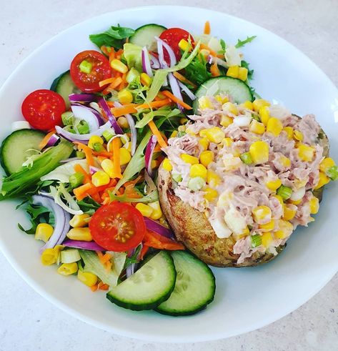 Sarah SW on Instagram: “🥔🐟JACKET POTATO & TUNA 🥔🐟• • Tea was a jacket potato with tuna, sweetcorn & spring onion (1 syn for light mayo) and side salad  coz it's…” Jacket Potato, Clean Diet, Pescatarian Recipes, Delish Recipes, A Jacket, Spring Onion, Side Salad, Meals For The Week, Paleo Recipes