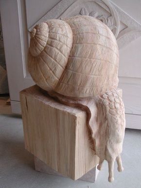 Snail Art, Sculptures Céramiques, Tree Carving, Chainsaw Carving, Wood Carving Patterns, Wood Working Gifts, Tree Sculpture, Carving Designs, Pottery Sculpture