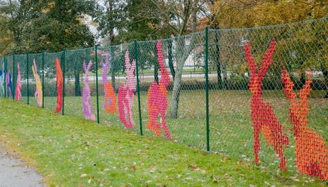 TEXT-MODE — Embroided fences by Tina Frausin, via Margaret... Fence Weaving, Fence Art, Mobile Art, School Garden, Fence Decor, Chain Link Fence, Collaborative Art, Community Gardening, Weaving Art