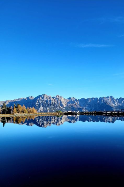 Ruhe am Bergsee mit Blick auf das beeindruckende Wilder-Kaiser-Gebirge. Erkunden Sie solche Landschaften im Aktivprogramm des Hotel Kaiserhof. Wilder Kaiser, Yoga Meditation, Hotel, Tirol