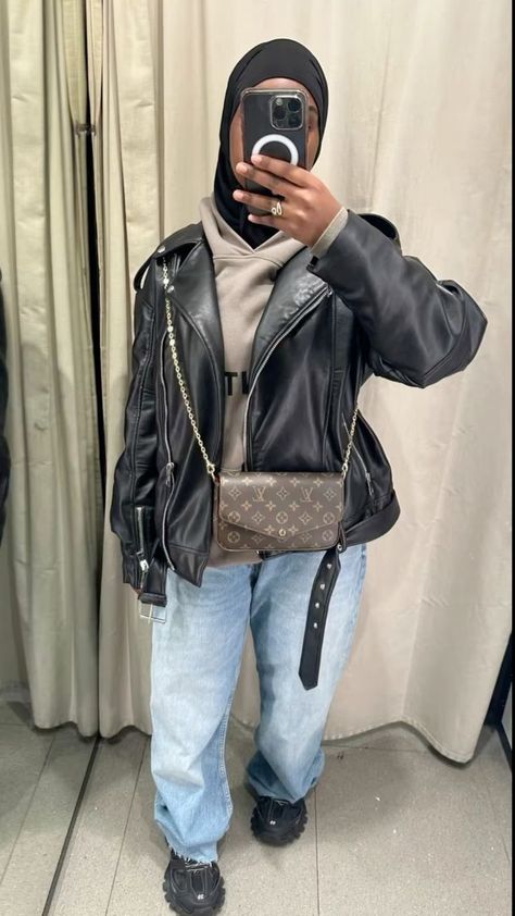 Balenciaga Shoes Outfit, Balenciaga Track Outfit, Fear Of God Jeans, Balenciaga Tracks, Balenciaga Outfit, Track Outfits, Balenciaga Sweater, Balenciaga Style, Essentials Fear Of God