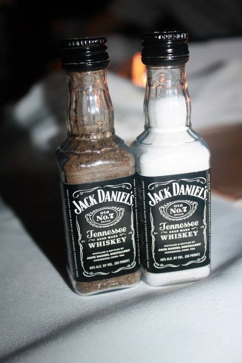 Jack Daniels salt and pepper shakers diy Shakers Diy, Simple Apartment Decor, Apartment Decorating Ideas, College Diy, Diy Apartment Decor, Deco Originale, Man Cave Bar, College Apartment, Apartment Decorating