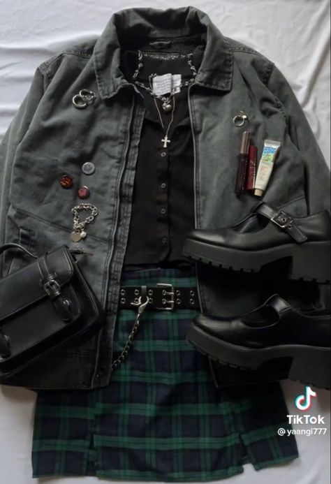 Punk Academia Aesthetic, Punk Academia, Tumblr Grunge, Plaid Skirt Outfit, Downtown Outfits, Academia Aesthetic, Skirt Outfit, Alternative Outfits, Plaid Skirt