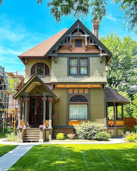 Old American Houses, Small Victorian House, Small Barn House, Victorian Homes Exterior, House On A Budget, Inspiring Homes, Victorian Exterior, Victorian House Plans, Pretty Houses