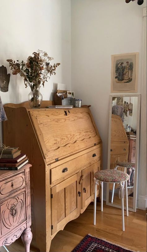 room aesthetic vintage desk Desks Aesthetic Vintage, Vintage Style Desk, Vintage Writing Desk Aesthetic, Vintage Desk Aesthetic, Desk Aesthetic Vintage, Old House Bedroom, Cottagecore Rooms, Vintage Desk Decor, Fold Up Desk