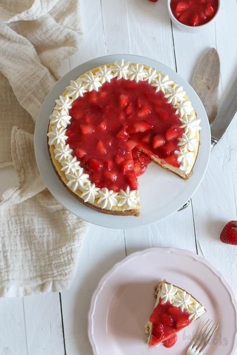 Cheesecake Photos, Cheesecake Decoration, American Cheesecake, Strawberry Things, Classic Cheesecake, Strawberry Topping, Oreo Cheesecake, Strawberry Desserts, Strawberry Milk