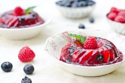 Summer Berry Gelatin Salad Gelatin Salad, Jello Salad, Jello Recipes, Tasty Kitchen, Different Cakes, Summer Berries, Summer Refreshments, Culinary Skills, Fresh Berries