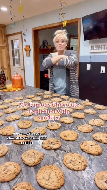 Just The Bells 10, Famous Chocolate, Chip Cookie Recipe, Easy Baking Recipes Desserts, Fun Baking Recipes, Easy Baking Recipes, Yummy Sweets, How Sweet Eats, Cookie Desserts