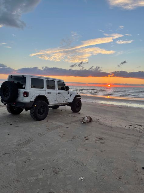 White Jeep Wrangler, Black Jeep Wrangler, Jeep Sahara, Beach Jeep, White Jeep, Jeep Photos, Beach Cars, Black Jeep, Girly Car