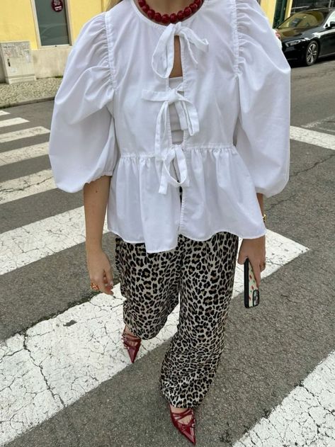 Tie Front Blouse Outfit, Portuguese Fashion, Dinner Date Outfits, Leopard Outfits, Leopard Print Pants, Tie Front Blouse, Trend Fashion, Blouse Outfit, Spring Outfits Casual