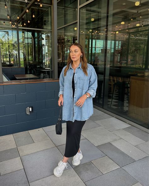 Open Denim Shirt Outfit Women, Long Denim Button Up Shirt Outfit, Denim Overshirt Outfit Women, Denim Oversized Shirt Outfit, Oversize Denim Shirt Outfit, Oversized Denim Shirt Outfit Women, Oversized Jean Shirt Outfits, Oversized Outfits For Women, Jean Shirt Outfit