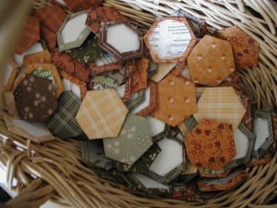 Very Easy English paper piecing tutorial from Road Home Quilting Hexagon Quilting, Hexie Patterns, Hexie Quilts, Paper Piecing Tutorial, Quilt Stories, Easy English, Hexie Quilt, English Paper Piecing Quilts, Paper Pieced Quilt