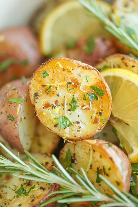 Lemon Roasted Potatoes, Rosemary Roasted Potatoes, Rosemary Potatoes, Lemon Potatoes, Lemon Rosemary, Potato Side Dishes, Potato Dishes, Vegetable Sides, Roasted Potatoes