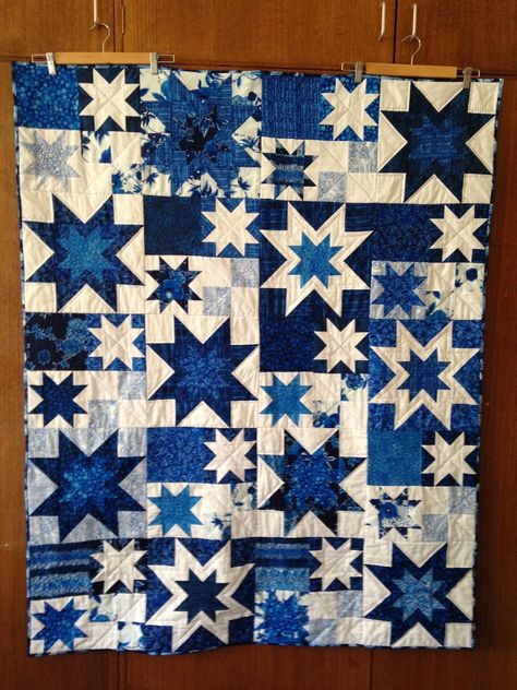 I think this is Karen's pattern. PatchworknPlay: Under Southern Skies! Colchas Quilting, Two Color Quilts, Quilt Of Valor, Patriotic Quilts, Star Quilt Blocks, Star Quilt Patterns, Star Quilts, White Quilt, Blue Quilts