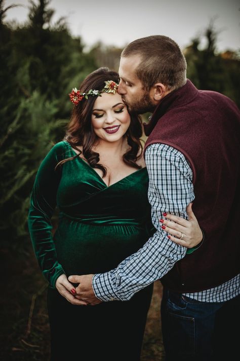 Maternity Tree Farm Pictures, Maternity Christmas Tree Farm, Christmas Tree Farm Maternity Photos, Christmas Maternity Pictures Family, Tree Farm Maternity Photos, Christmas Tree Farm Maternity Pictures, Maternity 2023, Christmas Maternity Pictures, Bump Poses