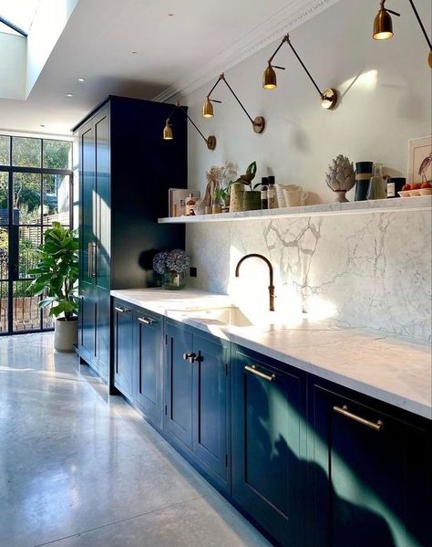 Dark Kitchen Marble Counter, Dark Kitchen Splashback Ideas, White Marble Splashback Kitchen, White Marble Kitchen Tiles, Marble Splash Back Kitchen, Dark Kitchen Units, Tiles Splashback Kitchen, Splashback Ideas Kitchen, Marble Kitchen Splashback